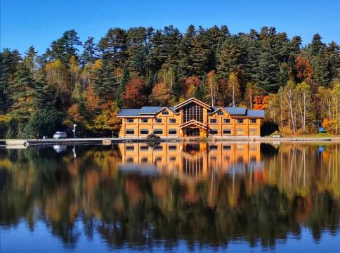 五营镇森林公园湖中小舍