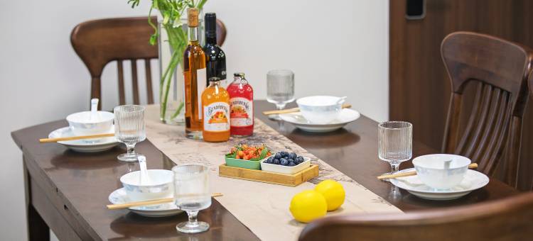 朵朵和满意的小院图片