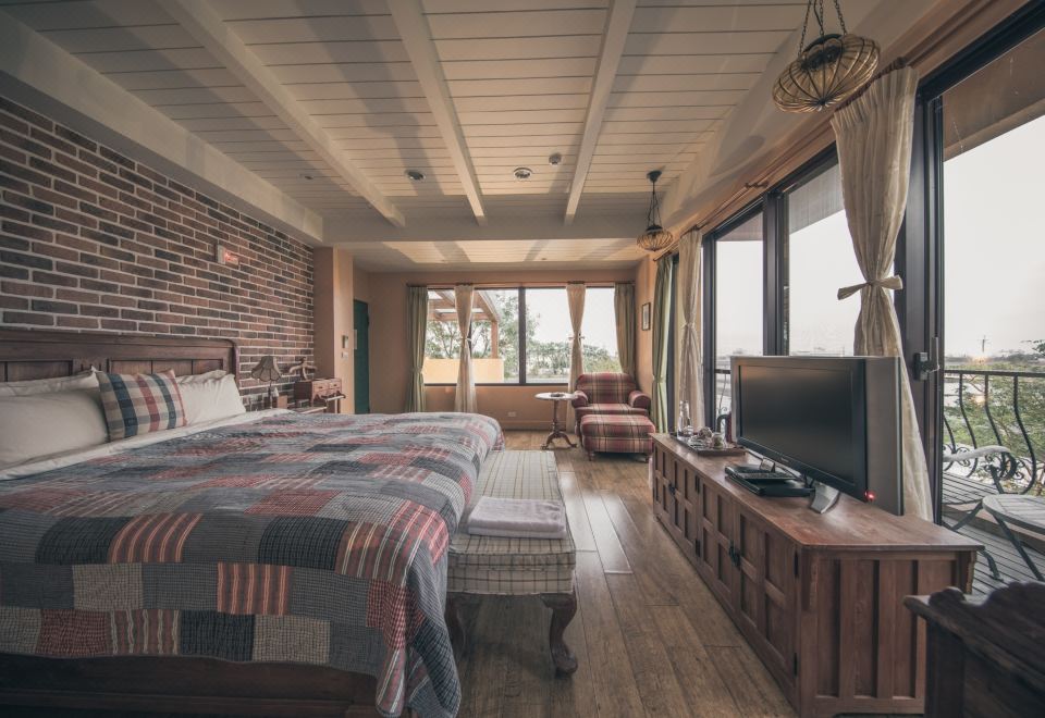 Sunday Home Hotel Overview