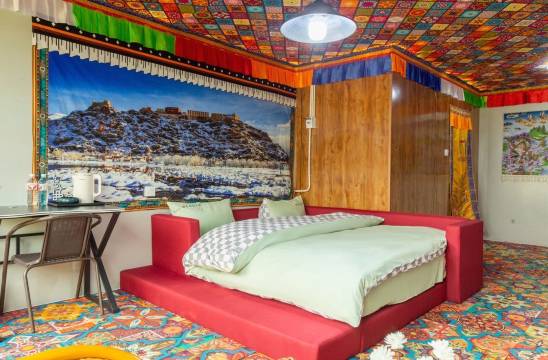 理塘石头party民宿