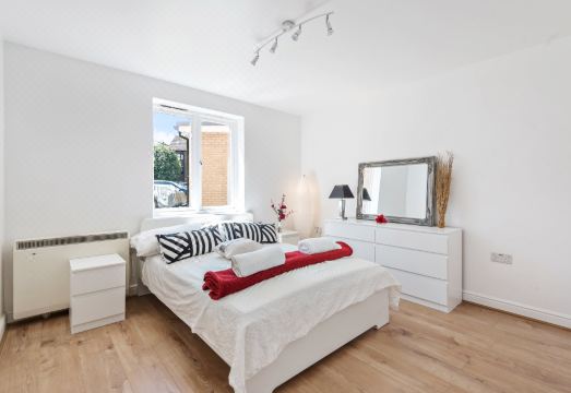 2 bed flat, dedicated workspace, Parking, 4KTV Hotel Overview