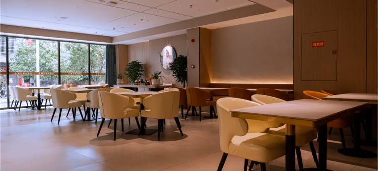 九天嘉尔酒店(凤凰古城游客中心店)图片