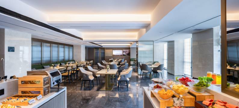 广州花都狮岭大道中亚朵酒店图片