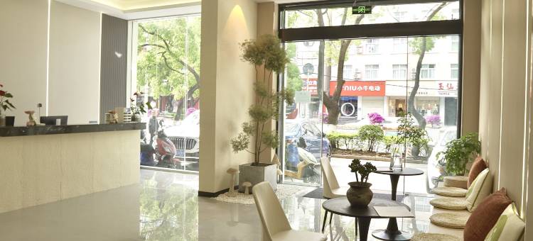 锐祥·智能影音酒店(大理洱海公园高铁站店)图片