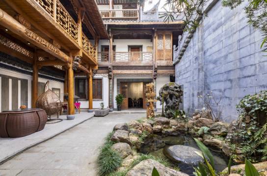 济容山馆院落夜景