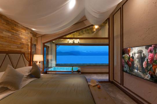 阅时·柴奢泸沽湖泳池私汤全湖景度假酒店(爱丽丝梦游仙境店)图片