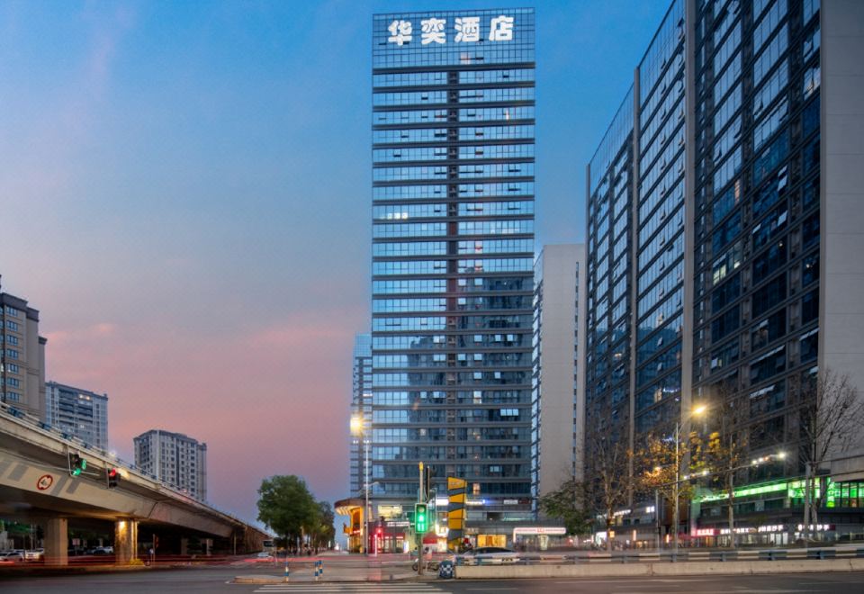 Huayi Hotel (Chongqing Yuelai National Expo Exhibition Center) over view