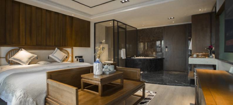 泸沽湖泊岸度假半山湖景酒店图片