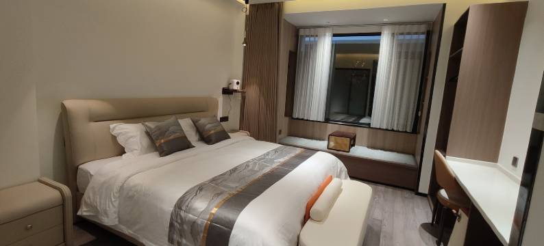 叶鸿轻居温馨主题宾馆(大连梭鱼湾足球场店)图片