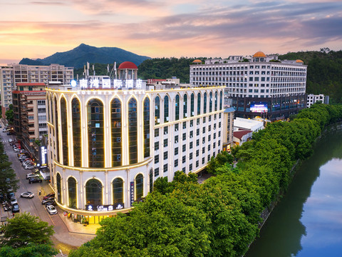 南湾国际酒店(云浮汽车总站蟠龙天湖店)