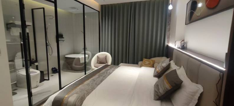 叶鸿轻居温馨主题宾馆(大连梭鱼湾足球场店)图片