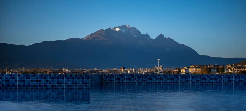 丽江拾壹｜中古法式艺术空间·雪山景度假酒店(古城日照金山店)图片