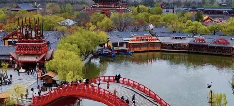 满庭芳湖畔(开封清明上河园万岁山武侠城)图片