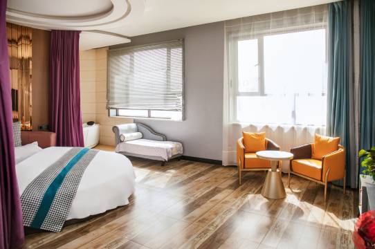 阿拉尔晶华主题酒店(上海风情街市政府店)