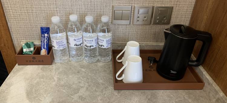 万宏假日酒店(宁津德百广场康宁湖公园店)图片