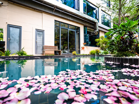 油画艺术温泉酒店(弥勒湖泉水乡店)