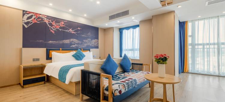 观山·鸣悦假日酒店(南宁东盟开发区客运站小帽山美食城店)图片