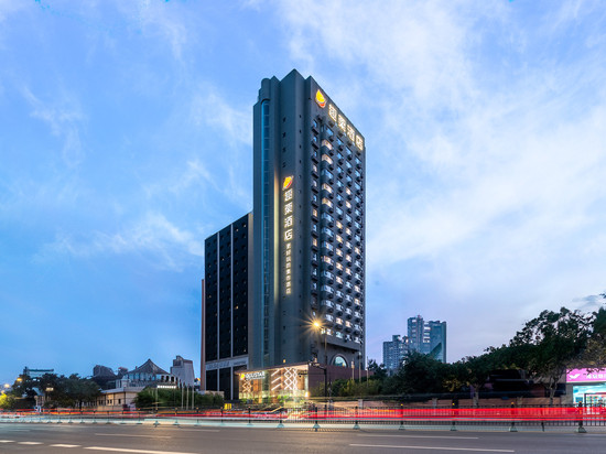 上海徐家汇八万人体育场趣栗酒店