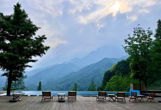 Mountain Moonlight Private Hot Spring Homestay (Dujiangyan) over view