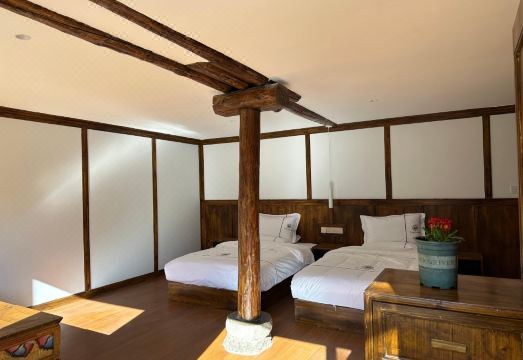 新都桥木亚嘉绒倾城民宿外景图