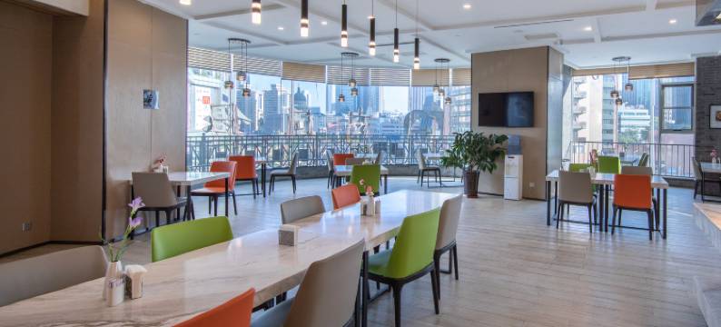 天津五大道小白楼地铁站亚朵酒店图片