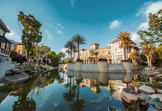 Fly House Homestay Hotel Overview