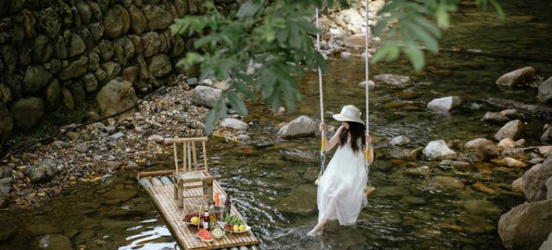 安吉·听溪·Tingxee溯溪秋千纯白风私汤度假美宿图片