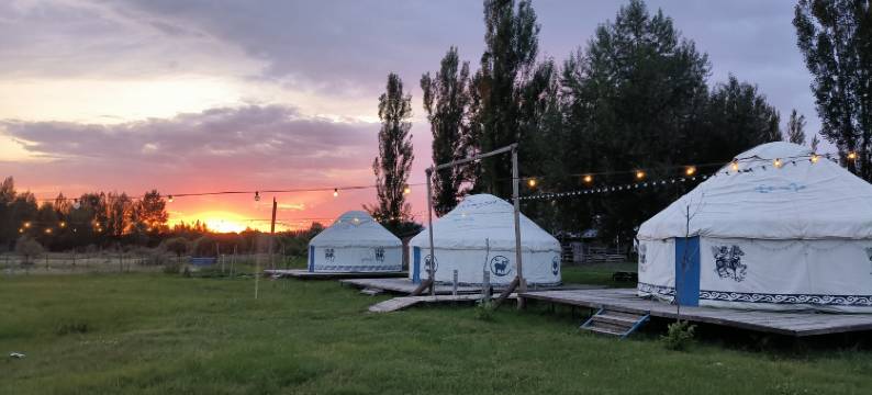 那拉提景区画山游水园林民宿图片