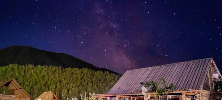 禾木云岸山居图片