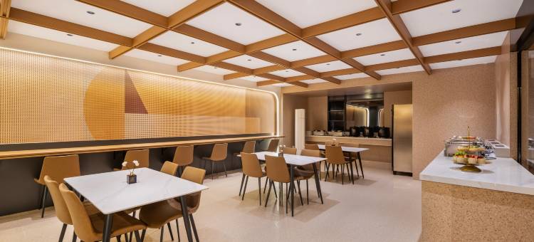 铂悦水晶酒店(余干琵琶湖景区米兰街店)图片