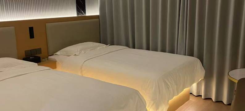 丽宁影音轻居酒店(明秀东路狮山公园地铁站店)图片