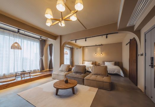 Dongxing Jinhuilong Meisu (Port Branch) Hotel Overview