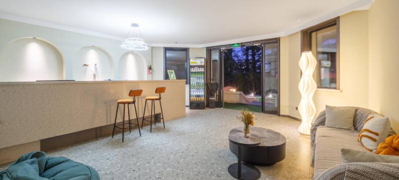 阿兰那美·Modern Tropical夏日定格美宿(碧螺塔酒吧公园店)图片