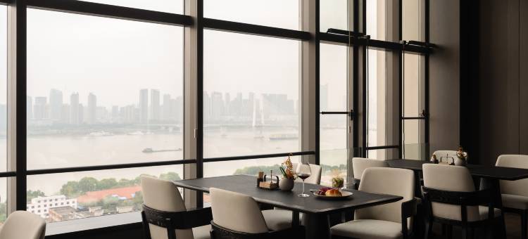 武汉武昌长江中心江景亚朵酒店图片