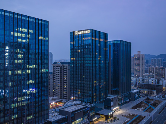 云和夜泊酒店(兰州西站中天健广场店)