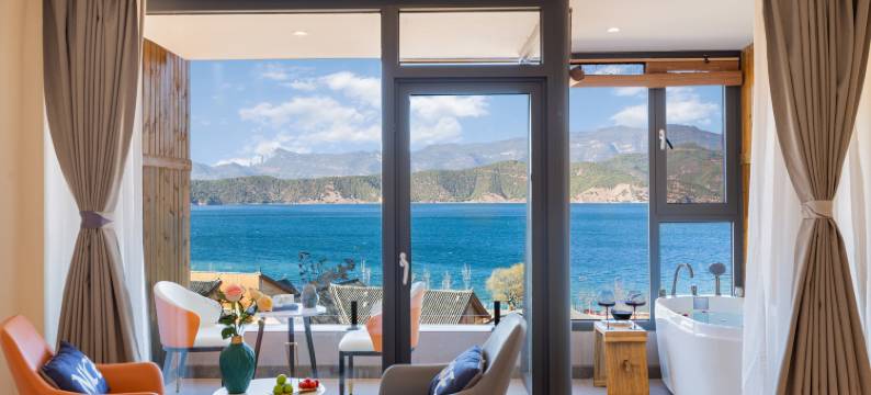 泸沽湖伴山隐宿湖景度假酒店图片