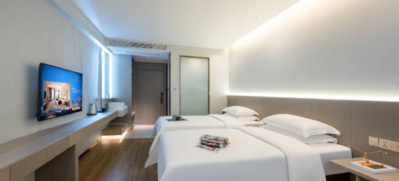 窝趣服务式公寓酒店(深圳红岭地铁站店)图片