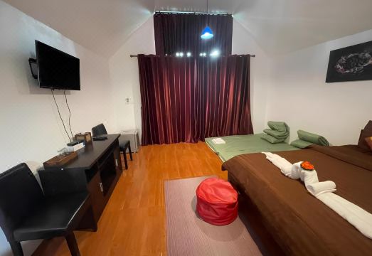 7Zee View Hotel Overview