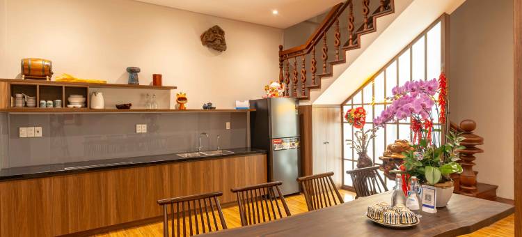 Bếp chung và khu vực dùng bữa tại Su'e Homestay Huế