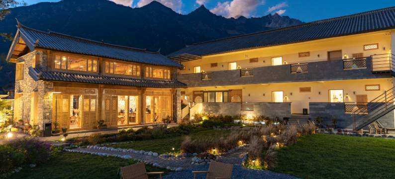 云水深深玉湖居•日照金山全景•秘境度假酒店图片