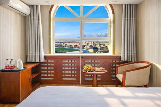 温泉•鑫磊｜日照金山景观Holiday•S度假酒店(温泉国家湿地公园店)图片