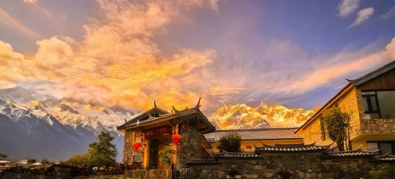 云水深深玉湖居•日照金山全景•秘境度假酒店图片