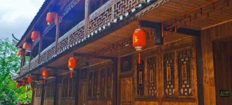 龙山惹巴拉民俗楼图片