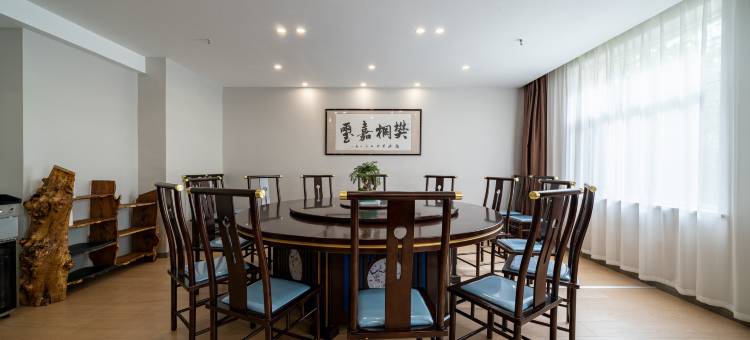 格尔木樊桐嘉玺酒店(昆仑公园世邦广场店)图片