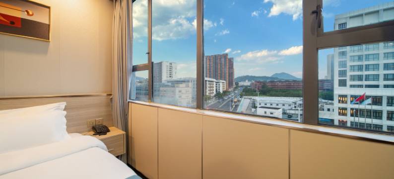 深圳富林时尚影院酒店(坪山燕子湖会展中心店)图片