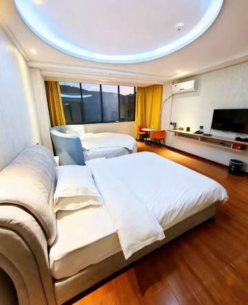 龙里龙瑞银河酒店(龙里北站县中医院店)