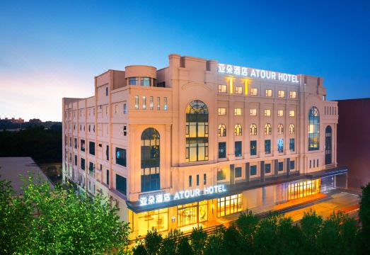 广州白云站鹤边地铁站亚朵酒店外景图