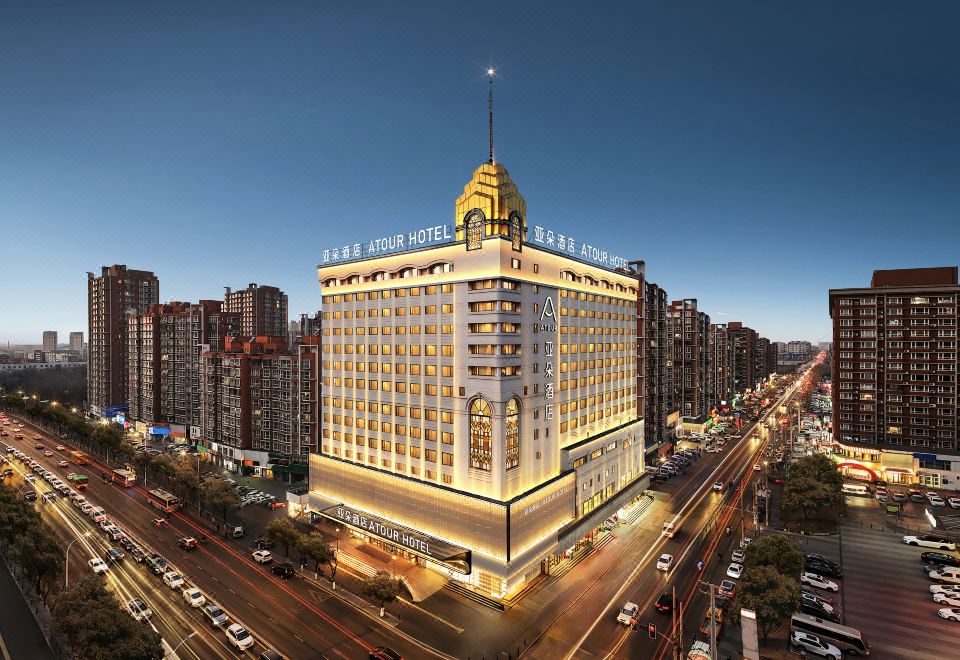 沈阳建设大路启工街地铁站亚朵酒店外景图