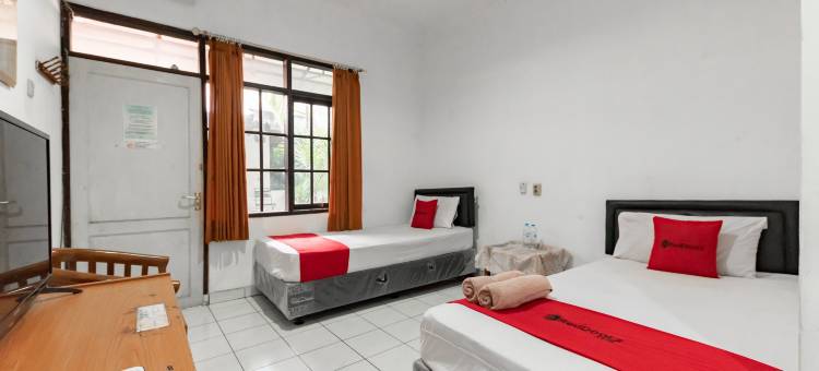 万隆市布瓦巴图红多兹@彭多克库尔尼亚酒店(RedDoorz @ Hotel pondok Kurnia near Buah Batu Bandung)图片
