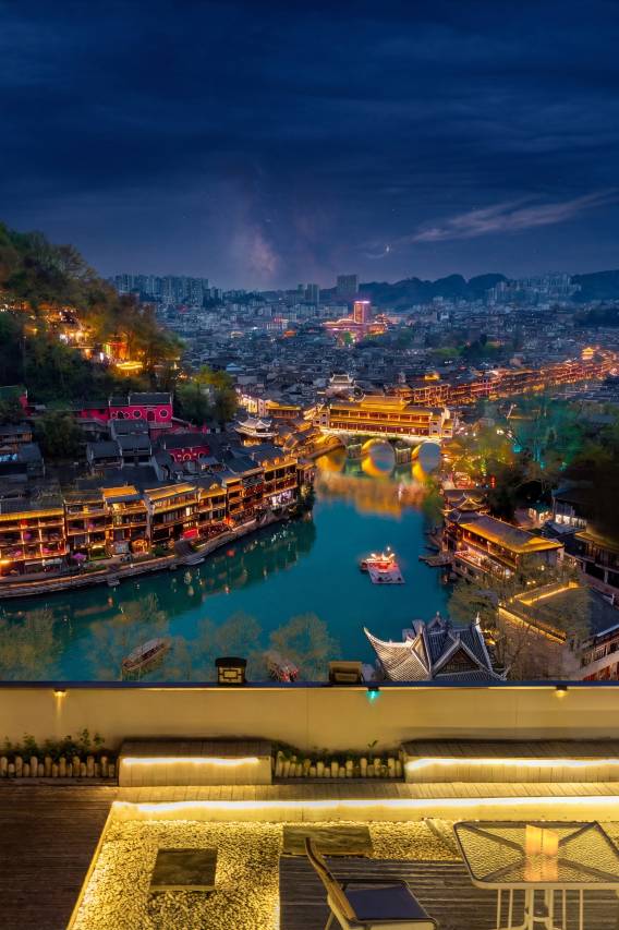 山谷·花间︱览旷世夜色·赏半山江景·禅意云舍(凤凰古城店)图片